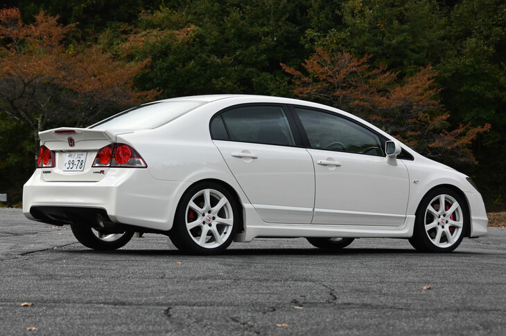 展示車両には、モデューロのバンパー（前後）やロアスカート、トランクスポイラーが装着されていた。