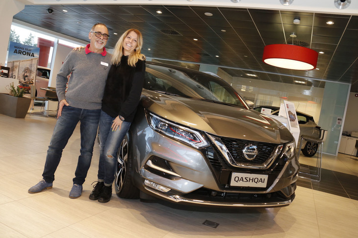 エントランスでは、いつものようにベテランの日産セールスマン、マッシモさんとフェデリカさんが。