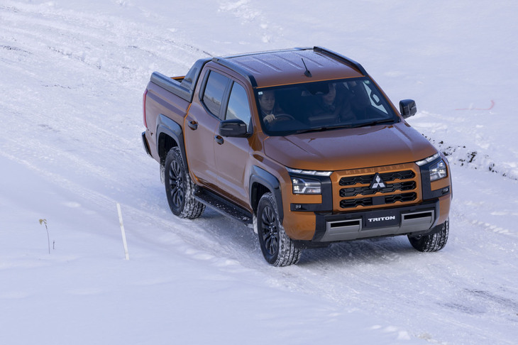 フルタイム4WD選択時の前後トルク配分は40：60。これにブレーキAYCによる左右輪間のトルク移動と4輪ブレーキ制御を組み合わせている。