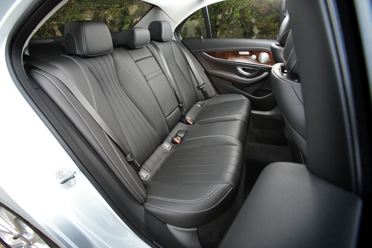 スポーティーなデザインとアピールされるリアシート。背もたれは3分割の可倒式で、長尺物の積載にも対応する。