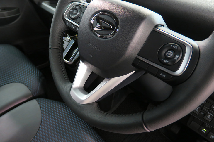 ステアリングホイールに追加された、シルバー装飾。