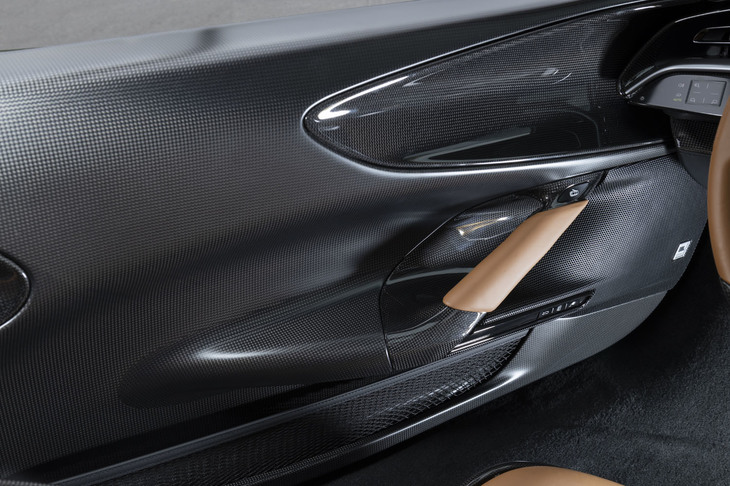 「アセットフィオラノ」ではドアパネルやアンダーボディーがカーボンとなるほか、チタン製のスプリングやエキゾーストシステムを採用。約30kgの軽量化を実現する。