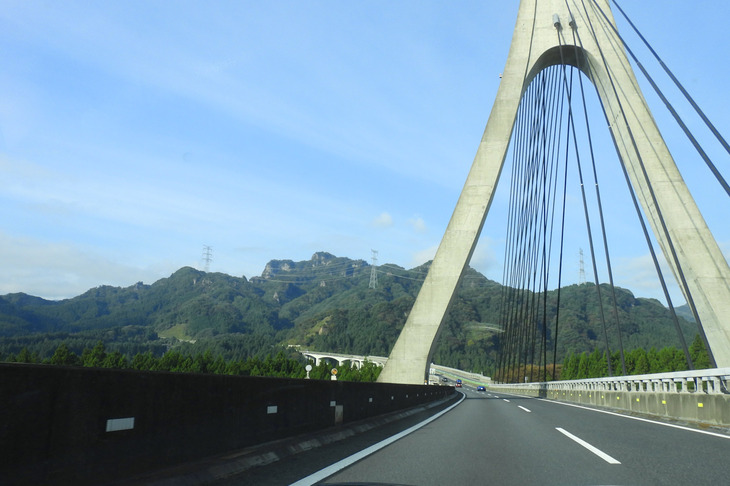 上信越道の碓氷橋。この辺りの景色は、上りも下りも大好き。晴れていると本当にサイコーである。