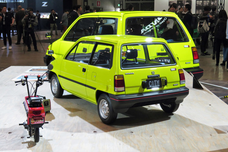 「ホンダ・シティ」と「モトコンポ」の4分の1スケールモデル。