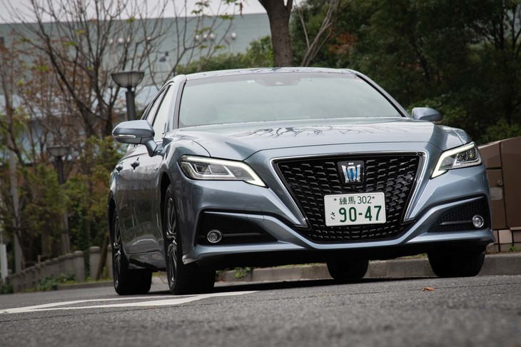 対する現行型「トヨタ・クラウン」は2018年6月26日に発売。こちらは1955年に登場した初代から数えて15代目（！）だ。