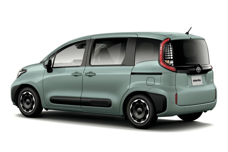 車内の広さを外観からも感じさせるよう、サイドウィンドウをデザインしたという新型「シエンタ」。一方で、箱型ながら角の丸い“シカクマル”シルエットを採用することで、車体を大きく見せない工夫もしている。