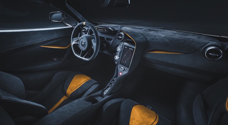 インテリアカラーは、オレンジを差し色にしたもの（写真）とグレー基調のモノトーンが選べる。