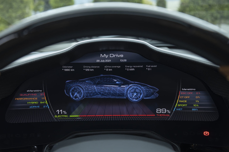 パワーユニットをオフにすると、マネッティーノの使用履歴やEV走行の比率などが、デジタルメーターに表示される。