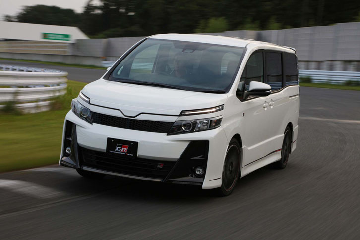 ボディー剛性を高めるブレースや専用サスペンションが与えられた「ヴォクシーZS“GRスポーツ”」。今回は、千葉県のサーキット「袖ヶ浦フォレストレースウェイ」で試乗した。