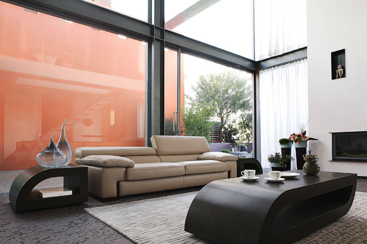 同じくトマ・ドゥ・リュサック氏のデザインによるソファ＆テーブル「アリアンス」。