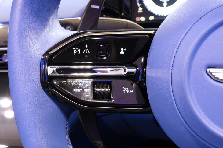 アストンマーティン・ヴァンキッシュ ヴォランテ（ステアリングスイッチ）