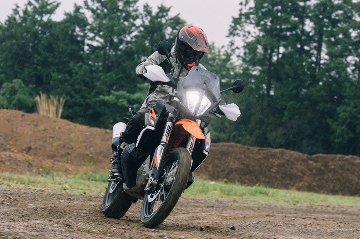 標準車より40ｍｍトラベル量の多いフルアジャスタブルサスペンションが装備される「890アドベンチャーR」。最低地上高は263mmとなっている。