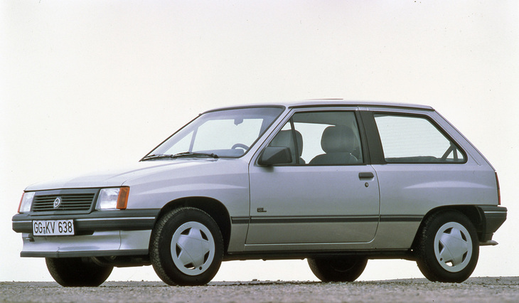 1982年「オペル・コルサ」。3／5ドアハッチバックおよびノッチバックの2／4ドアセダンをそろえたオペルの末弟。