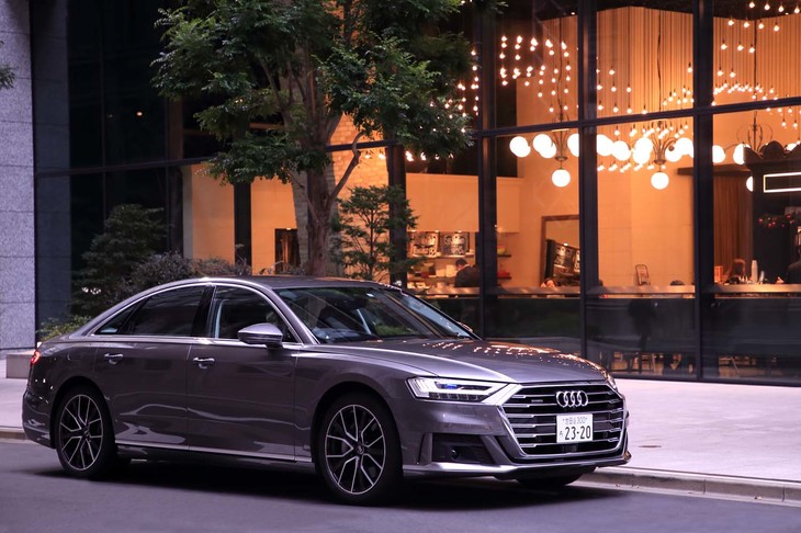 存在感のあるフロントデザインが印象的な新型「アウディA8」。ドレスアップオプションを選択した試乗車は、スポーティーなテイストが一段と強められている。