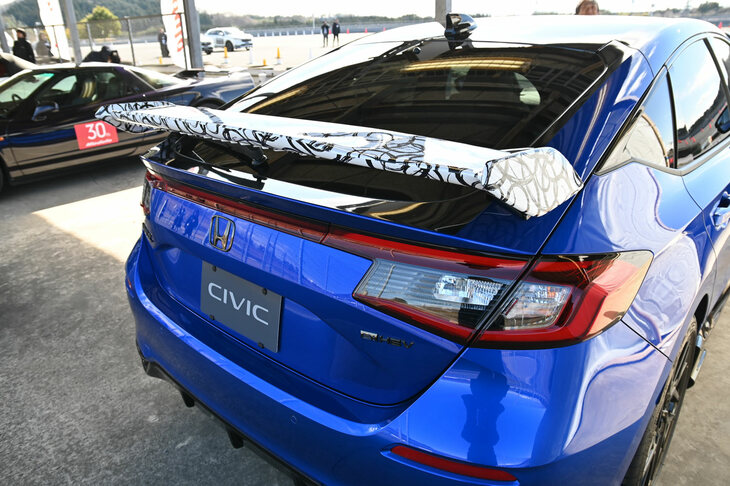 開発中の、「シビック／シビックe：HEV」用のテールゲートスポイラー。