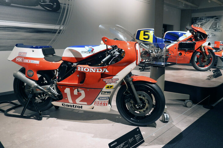 ロードレース世界選手権に復帰するうえで、秘密兵器として期待された「NR500」シリーズ。写真右奥が、1979年のイギリスGPに参戦した「NR500（0X）」。同左手前が、1981年の全日本選手権第6戦で、NRとして初勝利を挙げた「NR500（2X）」。