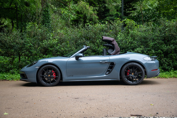 遮音性の高い電動開閉式のソフトトップや、フロントとリアに2カ所備えられたラゲッジコンパートメントなど、実用性の高さは「718ボクスター／718ボクスターS」と変わらない。