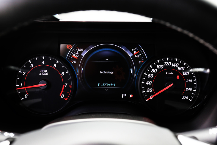 マルチインフォメーションディスプレイには3種類の表示デザインが用意されている。これまでは上部にブースト計や燃料計、油温計などが並ぶスポーティーな表示を使用していたが、ここからは気分を変えて、3眼メーターを思わせる写真のデザインを試すことにした。