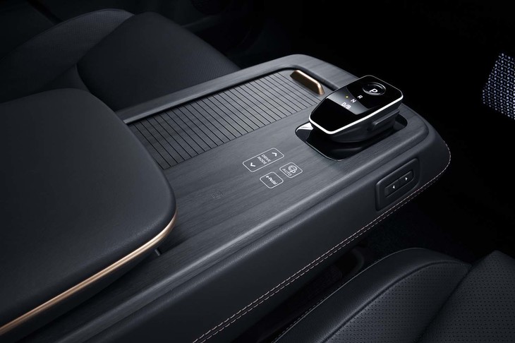 日産アリア（センターコンソール）