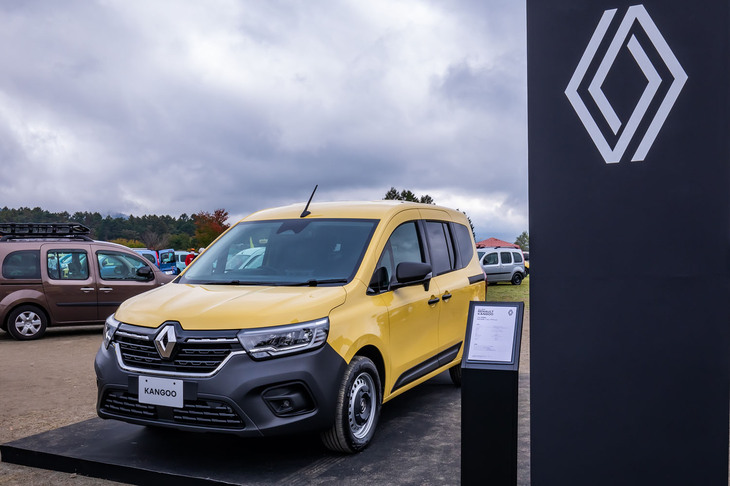 カングーエリア1に展示された新型「カングー」。係員に発売時期や装備などについて質問するカングーオーナーが後を絶たなかった。