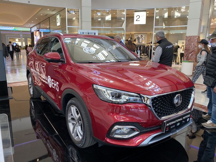 2021年10月、フィレンツェ郊外のショッピングモールにて。展示されたプラグインハイブリッドSUV「MG EHS」。