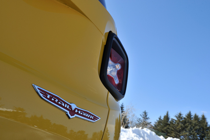 「トレイルホーク」は「レネゲード」のラインナップで唯一の4WDモデルであり、エンジンやトランスミッションもFF車とは異なっている。