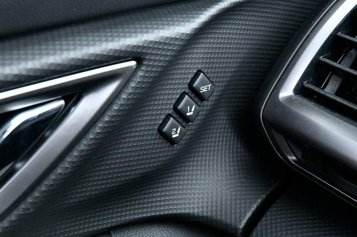 「ドライバーモニタリングシステム」とは別に、押しボタンでドライビングポジションなどのメモリーを呼び出す“従来型”のシステムも用意されている。記録できる人数は、ドライバーモニタリングシステムが5人、従来型のメモリーシステムが2人の、計7人。