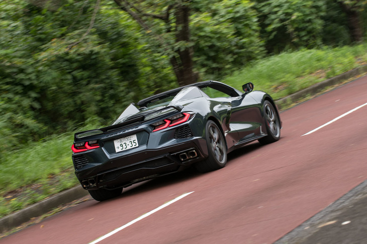 「コンバーチブル」のドライブフィールに「クーペ」とのちがいは少なく、また屋根の開閉が走りに及ぼす影響も、わずかなものだった。