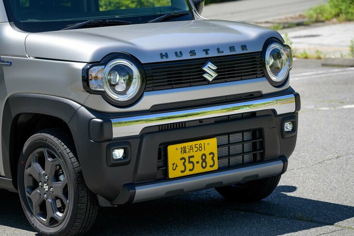 専用デザインのフロントグリルやメッキバンパーガーニッシュが目を引くフロントマスク。フロントに合わせて、リアのバンパーガーニッシュもメッキとなる。