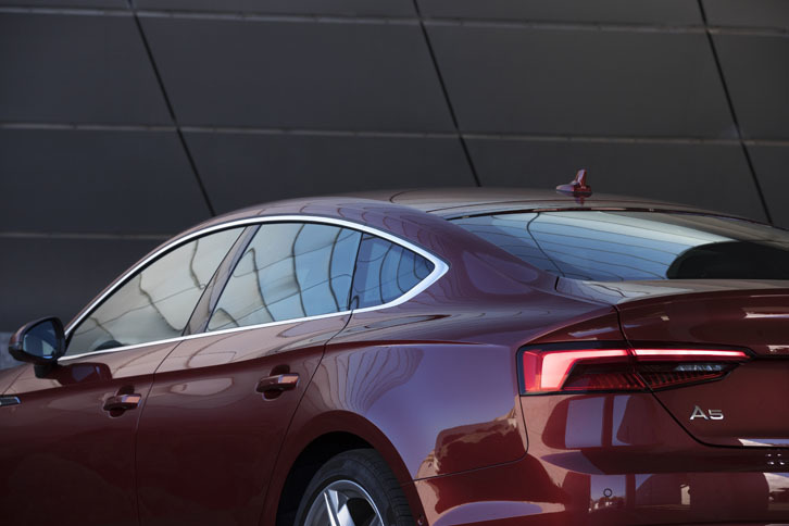 慎重に練り上げられた「A5スポーツバック」の面構成の中でも、とりわけ見事なのがリアクオーター周りの造形だ。