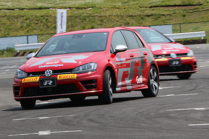 人気プログラムが「ゴルフRパワースライド・エクスペリエンス＆パワースライド・チェイサー」。プロドライバーが運転する「ゴルフR」に同乗し、そのドライビングテクニックを間近に体験することができる。