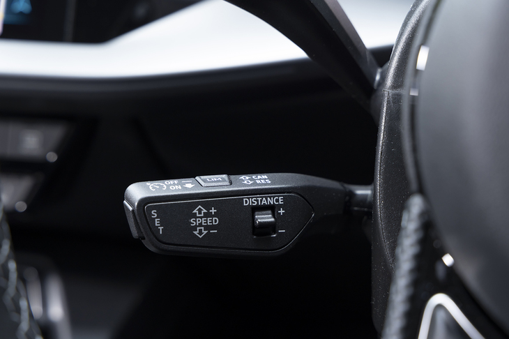 アウディやポルシェなどが使い続けているコラムツリー式のACCスイッチ。運転中は見えない位置にあるので当初は戸惑うが、レバーを上下と前後に動かすだけで基本的な操作が完了するため、慣れればステアリングスイッチ式よりも使いやすい。