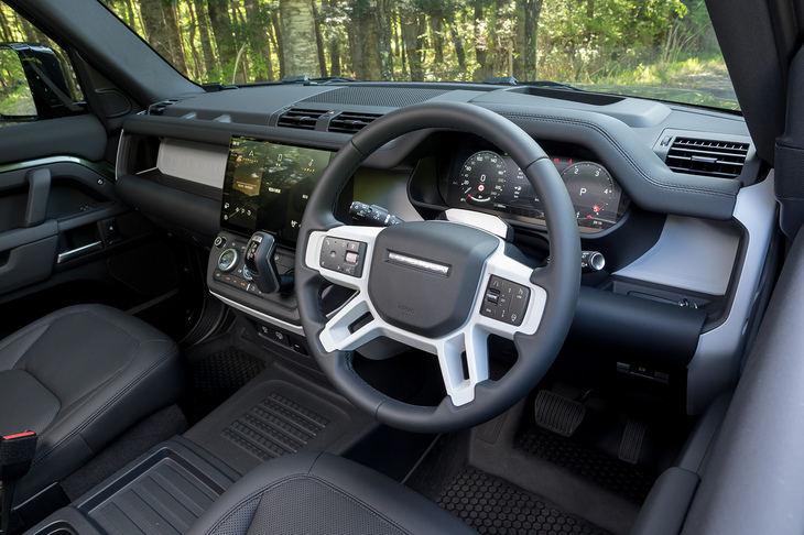 インストゥルメントパネルに商用車然としたところはなく、機能性とシンプルさを上手に両立させている。