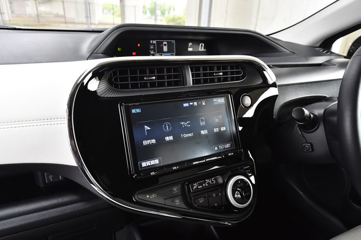 メッキフレームを追加することで先進感が演出されるセンタークラスター。9インチのモニターを持つナビゲーションシステムは、販売店オプション。