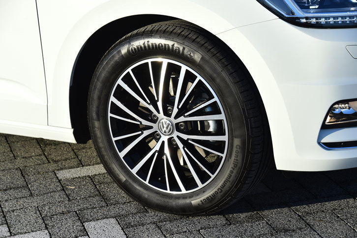 タイヤサイズは「TSIハイライン」が215/55R17。そのほかの2グレードが205/60R16となる。