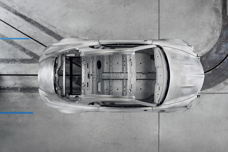 ボディー構造には軽量・強靭（きょうじん）な専用設計の総アルミ製モノコックを採用。車両重量の軽減に加え、重量配分の最適化や、ロールセンターを下げることにも配慮がなされている。