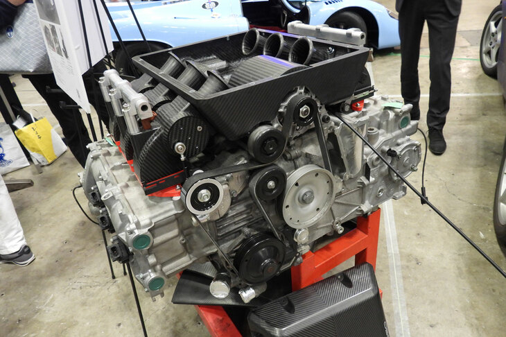 カーボンパーツのスペシャリストであるINDEXは、ポルシェの水平対向エンジン用のオリジナルスロットルシステムを出展。