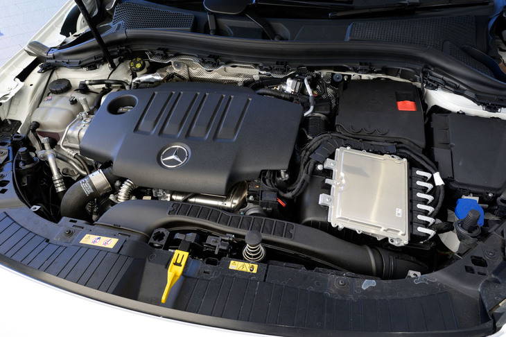 「GLA200d」に搭載される2リッター直4ディーゼルターボエンジン。「GLA180」のガソリンエンジンとは異なり、ハイブリッド機構は組み合わされない。
