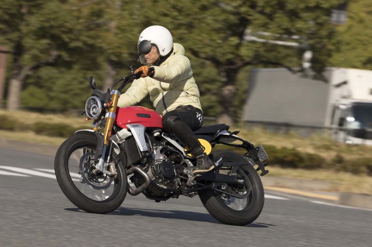 「キャバレロ スクランブラー500」の車体色（タンクカバーの色）は赤のみ。別途、ハンドガードやエンジンガードといったプロテクターがオプション設定されている。