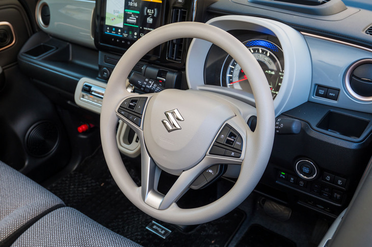 ステアリングホイールはグレードやボディーカラーを問わずホワイトのみの設定。本革巻きが選べるようになるとうれしいのだが。