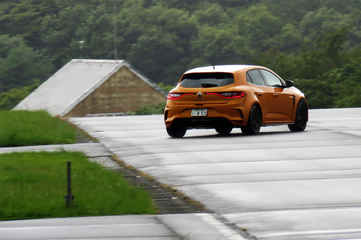 メリメ氏の運転による同乗体験を終え、ウルゴン氏の「メガーヌR.S.」に乗り換える。ウルゴン氏の運転は、とにかくスムーズなことに驚かされた。