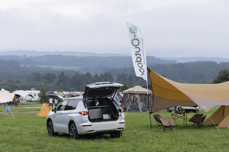 2024年の新しい試みのひとつである電気キャンプエリア。三菱の電気自動車かプラグインハイブリッド車のみがエントリー可能で、車両の給電機能のみで過ごす。