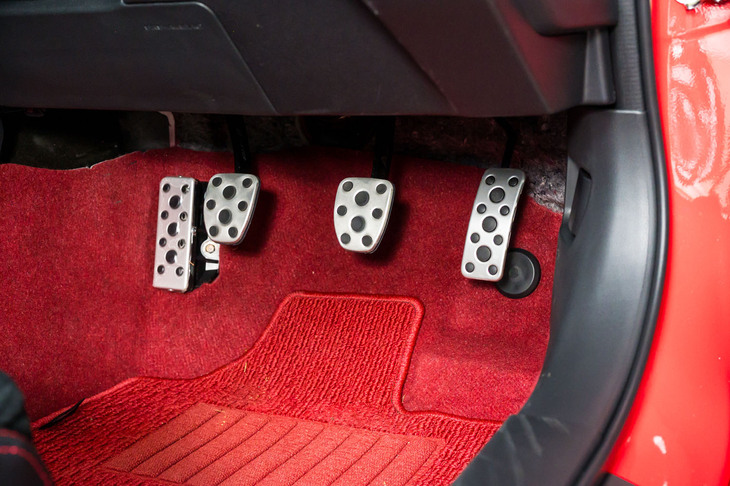 ゴムの滑り止め付きのアルミペダルは「RZ」専用装備。ペダルレイアウトが適切でクラッチも扱いやすい。