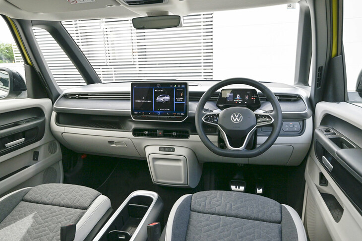 「ID. Buzz」のインストゥルメントパネルまわりの写真。運転席からの視界にみる、左Aピラーの位置、右側の三角窓まわりが占める死角の大きさに注目。