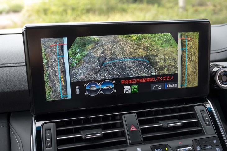 ボンネット下の状況を合成映像で確認できるマルチテレインモニターを装備。ピッチ＆ロール計も表示される。