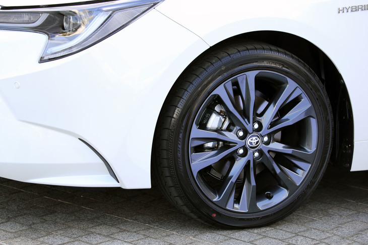 足元の仕様はグレードによって異なり、「W×B」には17インチアルミホイールと215/45R17サイズのタイヤが組み合わされる。