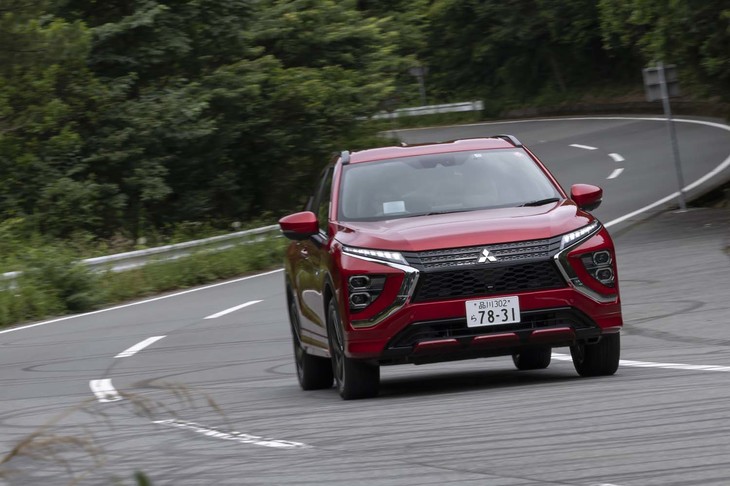 前後モーターと左右輪間の駆動力を制御する車両運動統合制御システム「S-AWC」によって軽快なコーナリングが楽しめる。