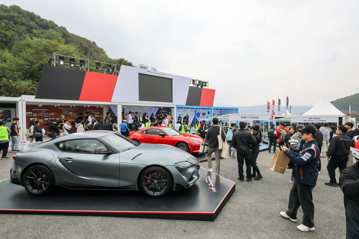 トヨタのブースにもたくさんのギャラリーが詰めかけた。なかにはカーボンニュートラルに関する展示も。