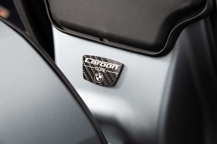 「クーペ／カブリオレ」と同じくセンタートンネルにCFRPを配した「カーボンコア」ボディーを採用。Bピラーにはそれを示すエンブレムが貼られる。
