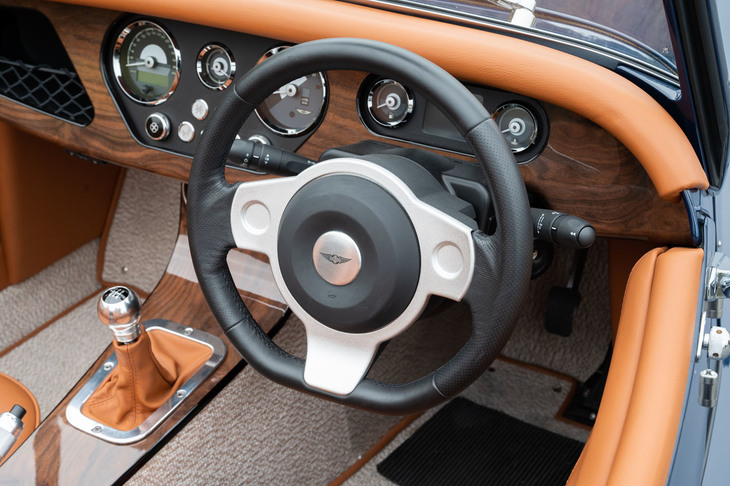 小径のステアリングホイールは、スポークの色をブラックとシルバーから選択可能。電動のアシスト機構付きで、モダンな操作感を実現している。